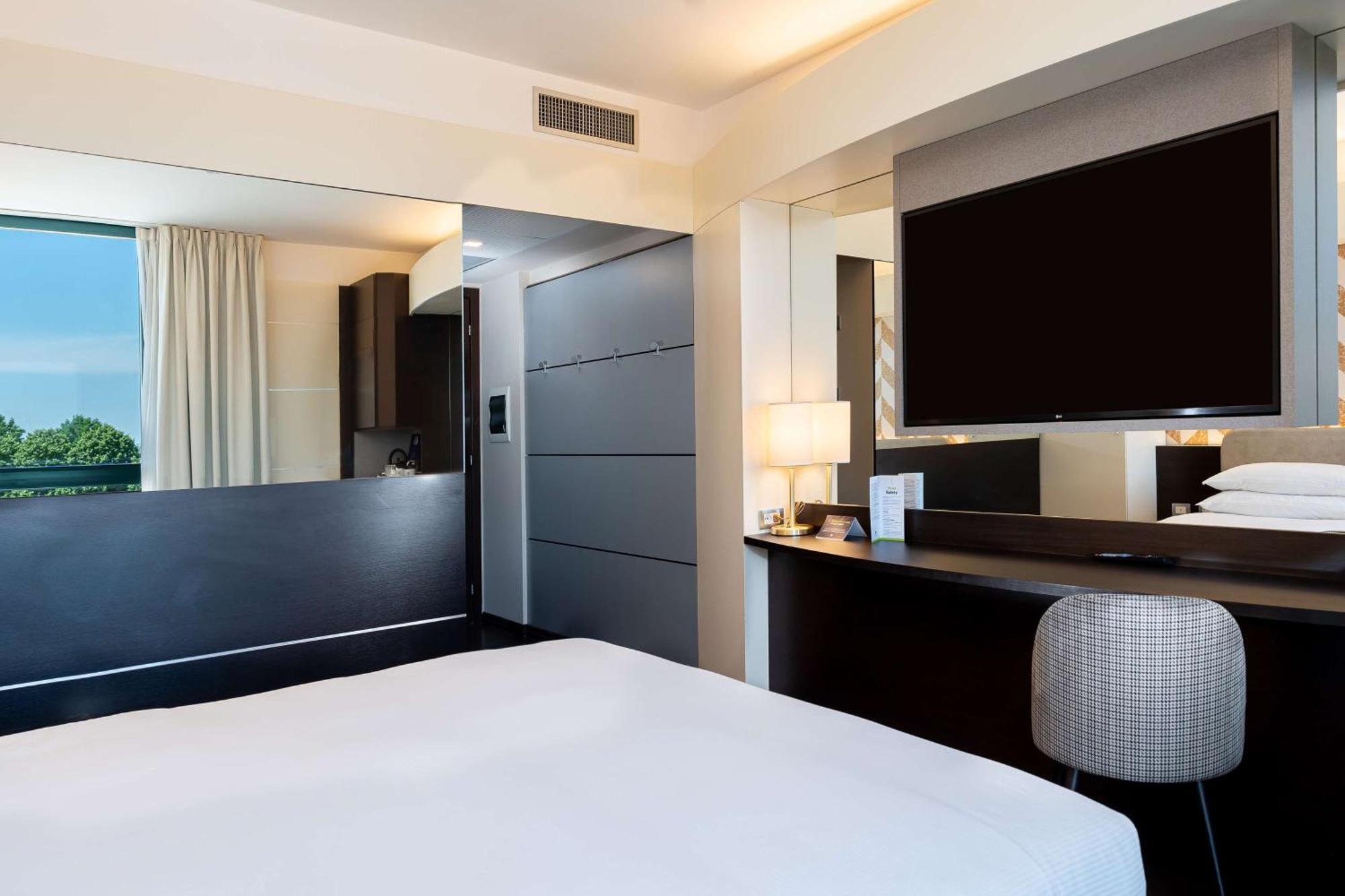 Doubletree By Hilton Milan Malpensa Solbiate Olona Hotel Exterior foto